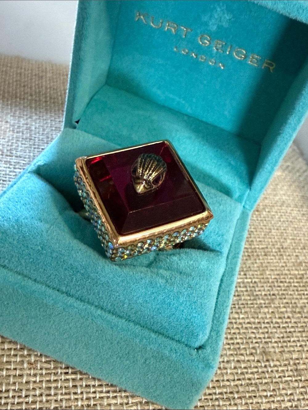 Kurt Geiger square gold-tone statement cocktail ring with fuchsia iridescent 9